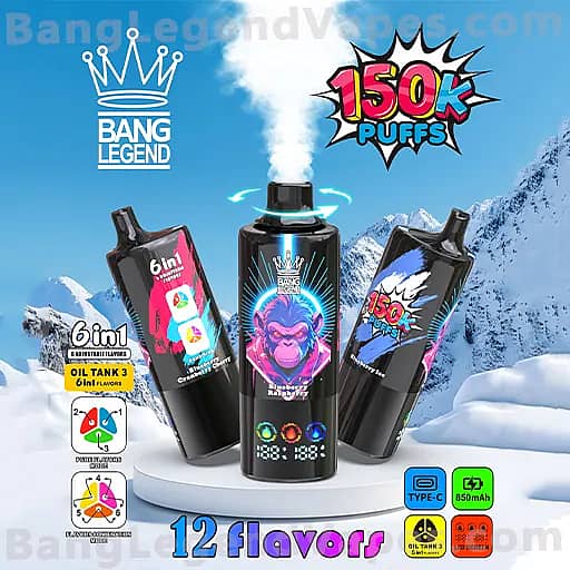 Werbebild von Bang Legend Vape-Flaschen, die vor einem verschneiten Berg-Hintergrund angeordnet sind, mit einer zentralen schwarzen Flasche mit einem lila Dämonengrafik und einem '150K Puffs'-Abzeichen, flankiert von zwei weiteren schwarzen Flaschen; entlang der Unterseite läuft ein blauer '12 Aromen'-Text, während kleine Symbole für 6-in-1 Aromen, USB-C-Ladung und 850 mAh Batterie werben.